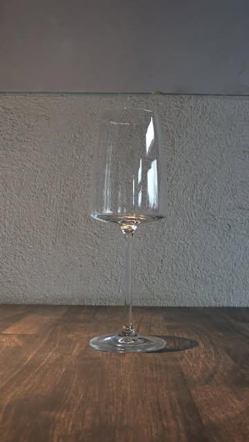 TOURNEE MINERALE 

Kamille
Zeewier
Tomatenwater

Dit serveren wij bij:
Skrei met mossels en prei

📽️ @siegfrieddesmet 

@desmetnl3 #tourneminerale #kortrijk #nonalcoholiccocktail #alcfree