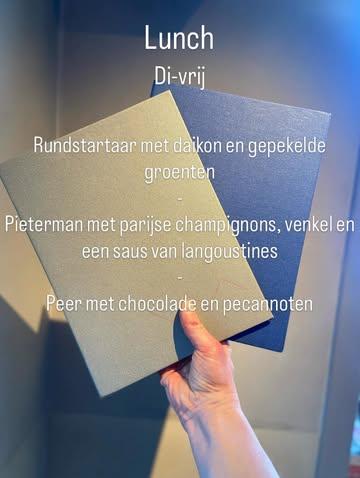 Onze lunch deze week😍

Reserveren kan via.
https://hetvliegendtapijt.be/reserveren/
Bel 056 22 27 45 

Lunch:
Voorgerecht/hoofdgerecht €40
Voorgerecht/hoofdgerecht/dessert €48
Extra gerecht €15
Gerecht met hoppescheuten €30