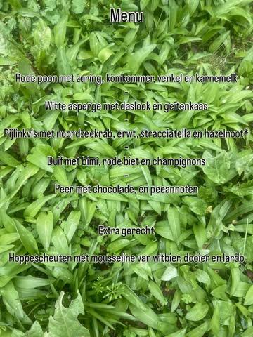 Onze menu zit al vol lentekriebels 😊

Menu

Rode poon met zuring, komkommer, venkel en karnemelk
–
Witte asperge met daslook en geitenkaas
-
Pijlinkvis met noordzeekrab, erwt, stracciatella en hazelnoot*
–
Duif met bimi, rode biet en champignons
–
Peer met chocolade, en pecannoten

Extra gerecht
 
Hoppescheuten met mousseline van witbier, dooier en lardo

4 gangen €70 niet op zaterdag 
5 gangen €85 met *
Extra gerecht €30