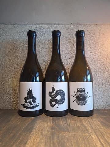 🍷 Nieuw op onze wijnkaart: Vin Noé

Van de nieuwe generatie Bourgogne-wijnmakers: Vin Noé. Dit domein werd opgericht door Jon Purcell, een Amerikaanse wijnmaker die zich volledig onderdompelde in de Franse wijntraditie. ￼

Wat deze wijnen bijzonder maakt?
→ Biologisch en met de hand bewerkt, zelfs met paarden in de wijngaard
→ Natuurlijke vinificatie zonder toevoegingen
→ Pure expressie van terroir uit Bourgogne en Beaujolais

Het resultaat: levendige, eerlijke wijnen met karakter – precies zoals wij ze graag zien 🍇

De minimalistische labels (vuur, slang, kever) staan symbool voor kracht, natuur en transformatie – net als de wijn zelf.

Kom ze ontdekken bij ons 🍷