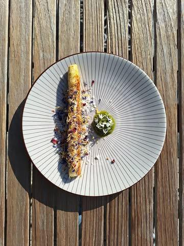 Witte asperge met geitenkaas, emulsie van daslook en zonnebloempitten afgewerkt met nel’s bloemenmix

@desmetnl3 @kruidbar #asperges #veggie