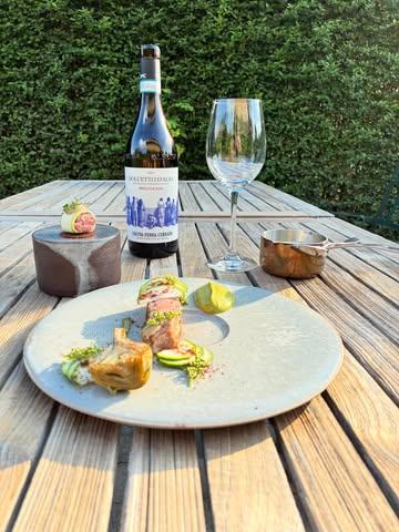 Ons nieuw hoofdgerecht ✨

Kalfsentrecote met artisjok, courgette en vlierkappers, afgewerkt met een zachte bearnaisesaus.
Apart serveren we een fijne tartaar van kalf met een emulsie van ansjovis voor extra diepgang en fraîcheur.

Daarbij schenken we een elegante Dolcetto d’Alba — de perfecte match bij dit gerecht. 🍷

Kom proeven en ontdek onze nieuwste creatie.

@licatavini @desmetnl3 @felixfrancois_