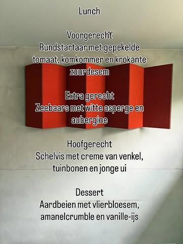 Onze lunch voor deze week😋

Voorgerecht
Rundstartaar met gepekele tomaat, komkommer en krokante zuurdesem

Extra gerecht
Zeebaars met witte asperge en aubergine

Hoofgerecht
Schelvis met creme van venkel, tuinbonen en jonge ui

Dessert
Aardbeien met vlierbloesem, amanelcrumble en vanille-ijs

Voorgerecht/ hoofdgerecht €40
Voorgerecht/ hoofdgerecht/ dessert €48
Extra gerecht €15