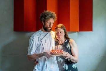 Restaurant ‘Het Vliegend Tapijt’ viert feest.

Op 1 juli 2026 is het precies 15 jaar geleden dat wij het restaurant van mijn ouders overnamen.

Om dit te vieren verrassen we jullie met enkele bijzondere avonden !

Een avond rond vader en zoon, een avond in het teken van de liefde voor wijn met Nel en Frank Devos, een avond met mijn leermeester Angelo Rosseel** en een ontdekkingsreis naar de bio boerderij ‘t Goed Ter Heule ‘.

We hopen jullie op een van deze avonden te mogen verwelkomen.

De reservaties zijn bij deze geopend via volgende link:
https://hetvliegendtapijt.be/reserveren/

@desmetnl3 @felixfrancois_ @frank_devos666 @restaurantladuree @angelorosseel @tgoedterheule @stefaan_francois @peterhln @kw.be @gaultmillaubelgium @michelinguide 
📷 @siegfrieddesmet @stadkortrijk #kortrijk #feest
