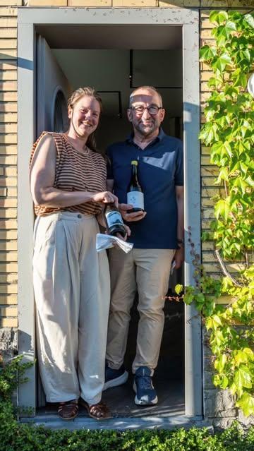 ✨ Wat een fantastische avond was het gisteren! ✨

Ter gelegenheid van ons 15-jarig bestaan organiseerden we een bijzondere editie van Wijnen met Frank en Nel. 🍷

Bij elk gerecht van het menu serveerden onze twee sommeliers elk hun eigen zorgvuldig gekozen wijn, wat zorgde voor een unieke smaakbeleving en boeiende vergelijkingen aan tafel.

Een welgemeende dank aan @frank_devos666 voor zijn enthousiasme en fijne samenwerking. Het was een eer om dit samen te mogen organiseren.

En natuurlijk ook een grote dankjewel aan iedereen die erbij was. Jullie aanwezigheid, enthousiasme en gezelligheid maakten deze avond onvergetelijk. ❤️

Op naar nog vele mooie momenten samen! 🥂

📷 @siegfrieddesmet 

@desmetnl3 @felixfrancois_ @cindystragier @wardvangheluwe