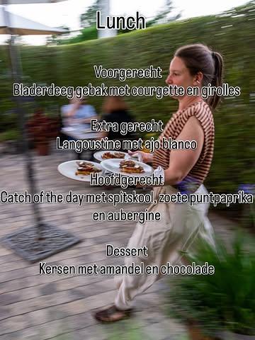 Onze lunch deze week😋
14/7-17/7

Voorgerecht
Bladerdeeg gebak met courgette en girolles

Extra gerecht
Langoustine met ajo blanco

Hoofdgerecht
Catch of the day met spitskool, zoete puntpaprika en aubergine

Dessert
Kersen met amandel en chocolade

Reserveer je plaats op ons zuiders terras of binnen in de airco.

Reserveer via:

https://hetvliegendtapijt.be/reserveren/
Bel 056 22 27 45