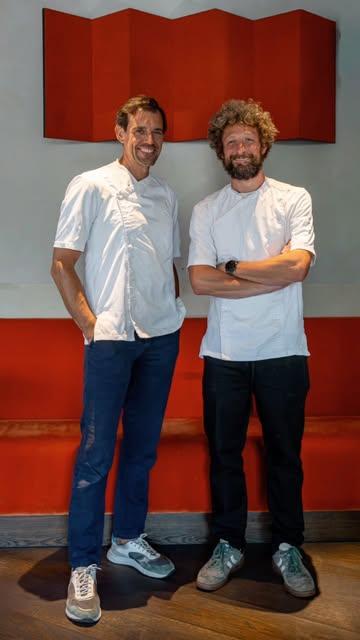 ✨ Een culinaire dialoog om nooit te vergeten. ✨

Gisteren vierden we opnieuw ons 15-jarig bestaan met een bijzonder 4-handendiner, waarbij Angelo Rosseel en onze chef Felix samen de keuken overnamen.

Felix, die de kneepjes van het vak leerde bij Angelo in Restaurant La Durée, stond opnieuw zij aan zij met zijn voormalige mentor. Twee chefs, elk met hun eigen stijl, persoonlijkheid en visie, brachten een menu waarin creativiteit, techniek en seizoensproducten centraal stonden.

Een oprechte dank aan @angelorosseel om deel uit te maken van deze bijzondere avond en zijn passie met ons en onze gasten te delen.

En natuurlijk een welgemeende dankjewel aan iedereen die aanwezig was. Dankzij jullie werd deze avond een warm, sfeervol en onvergetelijk hoofdstuk in ons jubileumjaar. 🥂❤️

Op naar nog veel meer mooie culinaire herinneringen.

📷 @siegfrieddesmet 

#15jaar #4handendiner #culinairedialoog #fineDining #restaurant bedankt jubileum @desmetnl3 @felixfrancois_ @angelorosseel