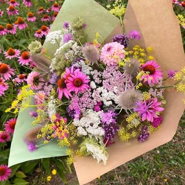 De bloemen en ik, van kindsaf een grote liefde! Fijne, kleurrijke zomer gewenst 💜💛🧡