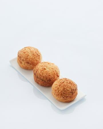 Petit chou, grande émotion !🧀😊 
Notre amuse-bouche préféré dont on ne se lasse jamais : chou au cheddar fondant coiffé d’un craquelin au parmesan… 
Accord idéal avec les Cuvées Brut du Domaine Ravenstein🥂 Parce que l’élégance commence dès la première bouchée. 

#amusebouche #fleurdeselcomines #finedining #belgianchefs #belgianwines #pairing #apero 

PS : Ils sont encore meilleurs quand on les partage… ou pas. 😇

🥂 @wijndomeinravenstein 
📸 @heikkiverdurme