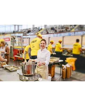 🇫🇷🍝 Il y a 5 ans, on écrivait un chapitre gourmand…403 cuisiniers d’un jour, une sauce « folle » mais  locale & audacieuse, et le stress ultime : décrocher le record Guinness avec nos tagliatelles ! 
Spoiler : on l’a fait 🏆… et mes nerfs s’en souviennent encore ! 😅 
Aujourd’hui, je prépare toujours ces mêmes pâtes pour nos assiettes végétariennes. Parce que les défis, ça se réchauffe comme une bonne histoire. Swipe pour le time-lapse de nos pâtes maison d’aujourd’hui.

**🇳🇱🌱 5 jaar geleden: pasta, passie & een wereldrecord! 
403 handen, één gekke saus en de vraag… Gaat het lukken? Spoiler: JA! 💥 En nu? Nog steeds diezelfde liefde voor verse pasta, maar met iets minder zweet 😉. Proef je mee? 

#histoire #souvenirs #freshpasta #cookingwithlove #dreamteam #belgianchefs #ladychef #masterclass

•Février | Februari 2020•