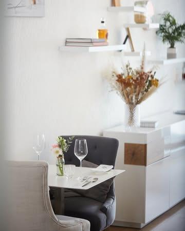 Un moment de sérénité... 🌿 
Là où la lumière douce effleure les nappes, où chaque détail est pensé pour que votre repas devienne un souvenir. 
Bienvenue à la table de Fleur de Sel.

#weekendtime #restaurant #belgian #comines #finedining #gastronomic #foodies #homeinterior #welcome