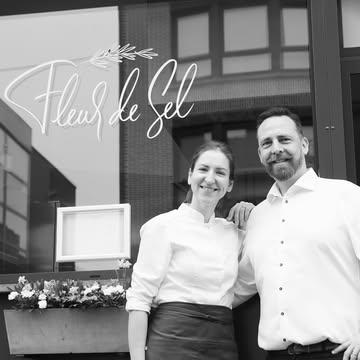 [14 ANS]
Aujourd’hui, Fleur de Sel souffle sa 14ème bougie ! 🥂👩🏻‍🍳👨🏻‍🍳
Chaque 22 août, nous repensons à ce jour de 2011 où deux jeunes expatriés lançaient, seuls en Belgique, un rêve un peu fou… 🌊
Si nous sommes encore là aujourd’hui, c’est grâce à trois miracles :
🍀 la chance
💪 la persévérance
❤️ et VOUS, votre soutien indéfectible !
Notre histoire en quelques étapes…
🍽️ 2011 – Ouverture de Fleur de Sel. À l’époque, c’était crêpes bretonnes au menu !
🎶 2015 – 4 ans, un DJ, des doutes, des essais… on se cherche encore.
📖 2018 – Sélectionnés par Gault&Millau, la cuisine devient notre priorité, ouverture de Maison de tourtes russes à deux pas.
🌍 2020-2022 – Master Class, food events en Belgique et en France.
💔 2022 – Fermeture de Maison de tourtes russes, la guerre en Ukraine nous enlève le sens de ce projet.
🥳🎉🎊 puis… entrée au Guide Michelin ✨ (frissons garantis encore aujourd’hui).
👩‍🍳 2024 – Slava finaliste Lady Chef of the Year… et PRIX DU PUBLIC grâce à VOS votes innombrables !
🌱 2025 – Après une lourde opération, nous rouvrons plus forts et motivés que jamais.
Aujourd’hui, Fleur de Sel, c’est toujours nous : Antoine & Slava.
Toujours là pour cuisiner pour vous, partager, échanger, grandir ensemble.
🙏 Merci pour vos visites, vos sourires, vos avis, vos cadeaux du jardin, vos pensées… Vous formez notre grande famille de cœur.
On continue, avec vous. ❤️
— Antoine & Slava
#fleurdeselcomines #14ans #anniversaire #restaurantbelge #gastronomie #comines #gastronomy #parcours #belgianrestaurant #belgianchef #ladychef #gaultmillaubelgium #guidemichelin #omnivore #mangelille #thankyouall ❤️❤️❤️

Photos 📸
@heikkiverdurme 
@sylvieletrividicphotographie 
@dagfryd