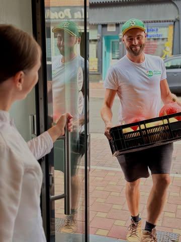🍠🥦🥕C’est toute une histoire qui entre en cuisine quand notre permaculteur Simon Donche passe la porte avec ses courges cueillies au matin ! 

On le reçoit, et Antoine me rejoint pour trier, nettoyer et apprêter ces délicieux légumes : c’est ça, le travail de notre #dreamteam. 

🤩💭Ils inspirent immédiatement nos assiettes, car ici, nous cuisinons ce que la terre nous donne, presque sur le champ. 

🍽️😋 Pour vous, cela se traduit par des saveurs plus vives, une fraîcheur palpable, et l’authenticité d’un produit qui n’a pas perdu de temps entre le champ et votre table. 

👩🏻‍🍳👨🏻‍🍳 Ici, chaque plat raconte un lieu et un moment. Bien plus qu’un repas : une expérience qui honore la nature et ceux qui la cultivent. 

À bientôt !

🇧🇪
Een heel verhaal komt onze keuken binnen wanneer onze permacultuur-teler de deur binnenkomt met zijn ‘s ochtends geoogste pompoenen! 

We ontvangen hem, en Antoine komt me helpen om deze heerlijke groenten te sorteren, schoon te maken, te snijden en op te bergen: dat is pas dreamteamwerk. Deze vers geplukte groenten inspireren meteen onze borden. 

👩🏻‍🍳👨🏻‍🍳Bij Fleur de Sel koken we met wat de aarde ons geeft, bijna op het moment zelf. Voor u vertaalt zich dat in levendige smaken, een voelbare versheid en de authenticiteit van een product dat geen tijd heeft verloren tussen veld en bord. Hier vertelt elk gerecht een plek en een moment. 

Meer dan een maaltijd: een ervaring die de natuur en wie haar verbouwt in de kijker zet. 

Fijn weekend! 

#fleurdeselcomines #antoineslava #guidemichelin #gaultmillau #seasonalfood #local #localfood #gastronomy #ladychef