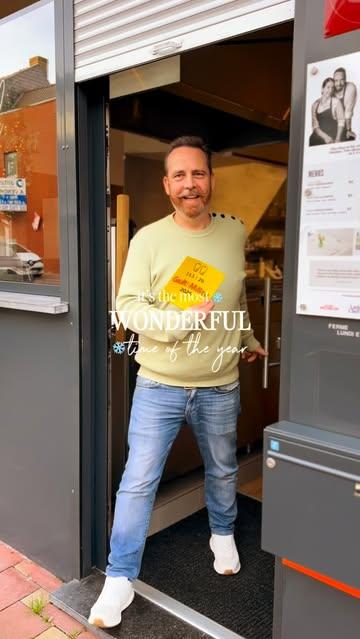 🎄 Un des plus beaux moments de fin d’année arrive toujours à la même période ! 

📩Nous venons de recevoir notre courrier annuel de Gault&Millau… et avec lui, le précieux sticker 2026 à fièrement coller sur notre façade 🥰

C’est toujours un moment magique, un peu comme un passage du Père Noël avant l’heure. 🥳

Merci à vous, chers clients, de faire vivre cette aventure culinaire au quotidien ! Merci à Gault&Millau pour ces 8 années de confiance ! 🙏🤩
Et bravo à Antoine, aussi habile en sommelier qu’en pose d’autocollant, avec ses gestes sûrs et photogéniques ✨ Moi, je reste derrière la caméra 🎥 pour vous partager nos moments de complicité et de travail. 👨🏻‍🍳👩🏻‍🍳

Nous attendons et accueillons 2026 avec impatience 🫶

#gaultetmillau #belgianrestaurant #fleurdeselcomines #ladychef #chefslife