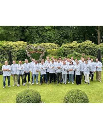 Hier, nous avons vécu un moment très émouvant : l’annonce des 30 nouveaux membres de North Sea Chefs. Et je fais partie des 3 femmes de cette promotion ! 👩🏻‍🍳 🤩

🐟 Ce collectif incarne ce en quoi je crois chaque jour : pêcher durablement, valoriser le poisson local, réduire notre impact sur la nature. Cuisiner zéro déchet, privilégier les saisons, voyager léger, nettoyer l’environnement… des petits gestes qui, mis bout à bout, font la différence.

🙏 Merci aux fondateurs pour leur confiance! 
Je suis fière et reconnaissante. 
Je ferai de mon mieux pour être à la hauteur de ces beaux projets. 💙

👩🏻‍🍳🤩 Gisteren was ik bij de bekendmaking van de 30 nieuwe leden van North Sea Chefs. En ik ben één van de 3 vrouwen in die lichting! 

🐟 Dit collectief staat voor waar ik elke dag in geloof: duurzaam vissen, lokale vis in de verf zetten en onze impact op de natuur verminderen. Koken met zo min mogelijk afval, seizoensproducten vooropstellen, licht reizen, de omgeving proper houden… kleine gebaren die, stuk voor stuk, het verschil maken.

🙏 Dank aan de oprichters voor hun vertrouwen! Ik ben trots en dankbaar. Ik zal mijn uiterste best doen om deze mooie projecten waar te maken. 💙

@northseachefs 
@ladychefoftheyear 

#northseachefs #belgianrestaurant #respectnature #durable #gastronomy