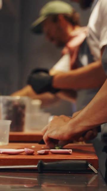 Onze keuken heeft plaats voor iemand die wil groeien. Niet perfect. Wel gemotiveerd. Voltijds, met de wil om bij te leren. Ervaring is een plus, de mindset om te groeien, een must. 

Ben jij dat? Kom praten. 📧 info@publiekgent.be