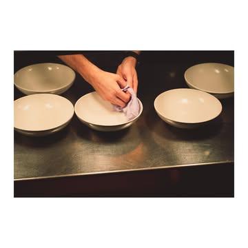 Wij zijn op zoek naar een full-time afwasser die mee wil draaien in onze keuken. 

Ken jij iemand die iemand kent? 🫧

info@publiekgent.be

@atelier_jules_august
