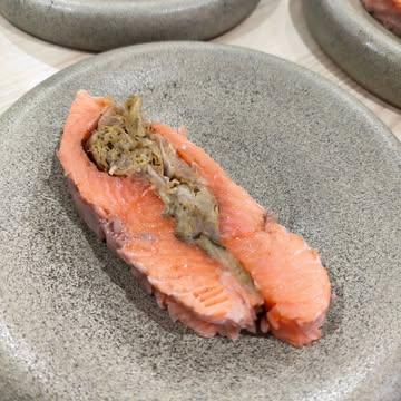 Beauté.

J'ai fait le deuil il y a longtemps d'une cuisine faite de beauté esthétique. Et pourtant je crois fermement a la nécessité de l'attirance en matière culinaire. 

J'essaie de plus en plus de montrer l'âme d'un plat dans une certaine forme d'instantanéité, de me nourrir de certaines formes d'emerveillement par le détail. 

Sur ce plat de truite par exemple, la cuisson elle même est attirante, travailler un poisson dans son entièreté sans le dénaturer est une forme de noblesse. Aussi, rien que le fait de pouvoir trancher ce poisson cuit "proprement" après une cuisson au feu de bois est un plaisir pour les yeux de "cuisinier".

Pour les clients, voir la truite entière avant de la déguster quelques minutes par après donne également un sentiment de connexion au produit, a son histoire, et peut être donne aussi la noblesse de la beauté sans le visuel.