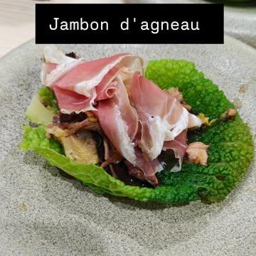 Transmission.

Il y a de ces petites choses qui prennent le temps d'infuser. Des transmissions diffuses nées du désir et de la passion. Ainsi en va-t-il de ce premier jambon créé par votre serviteur. L'envie est venue en regardant un copain, même pas proche, parler avec passion et tout des différentes charcuteries qu'il faisait. Une vraie transmission presque malgré lui. 

Aussi, quand j'ai appris qu'Elliott venait à la table, j'ai été heureux de pouvoir créer un plat contenant ce jambon d'agneau de la  @ferme_schalenbourg_filles_ . Pour un premier essai, je suis parti sur un jambon cru d'épaule, affiné 3-4mois, au foin de chez Lothar.  Il a été mis en évidence par les panoufles fumées a chaud et le chou de Savoie, tous les 2 au feu de bois, tandis que la sauce était un bouillon réduit a l'os dudit jambon.

Merci mon bon Monsieur Céréale.