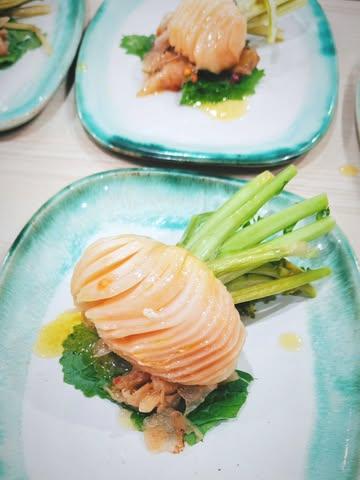 Sur le pass.

Les premiers jeunes navets 2026 de @lesjardinsde_longpre , cuits touuuut doucement au beurre et accompagnés de mon traditionnel kimchi de navets. Un plaisir pour les papilles!

#navets #localfood #vegetarian @jecuisinelocal.be