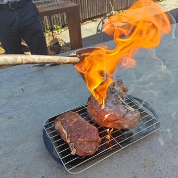 Flambadou.

Avant tout un jouet pour amateur de feux, le flambadou a ceci de magique qu'il transforme un élément gras en condiment. Ici c'est une côte de veau de Murringen passée au feu de bois qui sera juste finie au flambadou de moelle de la même bête, une sorte de veau parfumé au veau.

Le tout sera ensuite servi avec une sauce simplement faite a partir de fond de veau (toujours de la même bête) et vinaigre de vin de cassis de Bas-Oha.

Un plaisir.