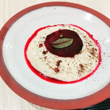 La saison éternelle.

La betterave fait partie de ces rares légumes de saison toute l'année, aussi j'aime les préparer de mille façons. Ici dans son interprétation hivernale aux prémices de printemps, je joue sur le jeu entre le fumé roche de la pomme de terre et les acides frais et toniques provenant des agrumes. Il en résulte un plat a la fois hivernal et annonciateur du Printemps arrivant'