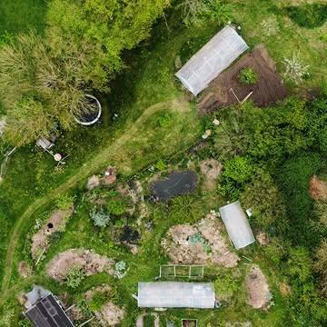 Chaque année on avance, doucement, vers mon illusion sauvage. Une petite poésie désordonnée qui m'anime et me ressource. Le jardin.