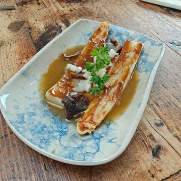 Asperges, noisettes, shitake.

Je voulais changer la façon de faire mes asperges blanches (de la @fermedeshetres ). Ni trop doucement cuites, ni sur les marqueurs du feu. Aussi, l'idée m'est venue après la réception de délicieux shitake de chez @wallifungi . 

Le bouillon de légumes bien réduit est agrémenté de shitake et du reste des asperges, monte un peu au beurre puis on ajoute les asperges bien cuites, coupées en 2 est enfin laquées au pralin de noisettes/piquillo.

Juteux, profond et délicat 🥰