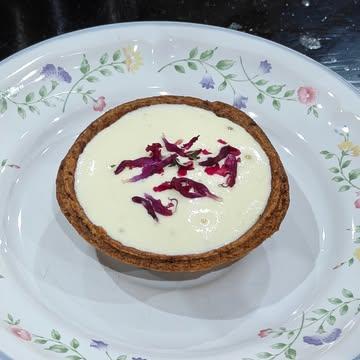 Frossert acte 1bis.

Alors pour le retour du frossert (contraction de fromage et dessert, copyright @sonicerestaurant ) on est reparti sur un classique, avec une adaptation entre le samedi et le dimanche. Après un premier essai avec un fromage de chèvre local un peu trop peu présent, ma réelle première version a été cette tartelette petit/épeautre farine de noix avec un "caramel" beurre -miel-noix, un fond de herve cru et unz crème Herve/madeire. Cette touche de Madère combinée aux fleurs de sauge hotlips donne le petit point frais en plus qui ramène de la fraîcheur sur le plat... Du local, du gourmand, du Magneus 😅