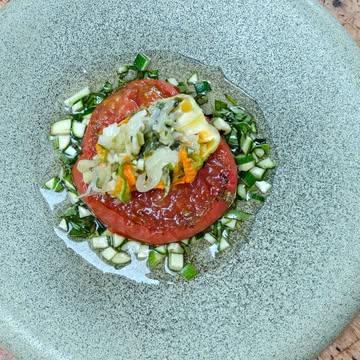 L'été arrive.

Fleur de courgette farcie a l'oignon jeune et courgette, tomate laquée au caramel de fraise, eau de tomate a l'estragon.

Bon nous sommes encore sur un plat a simplifier, ou plutôt a épurer, mais j'aime l'énergie des différents éléments. Déjà, on sent que la saison de la tomate arrive, que celle de la courgette est bien présente, puis la tomate passée au feu de bois est toujours fondante, mais il manque la clarté du message. 

Entre l'estragon du jus et la sarriette de la farce de fleur, l'été se voudra olfactif chez Magneus!