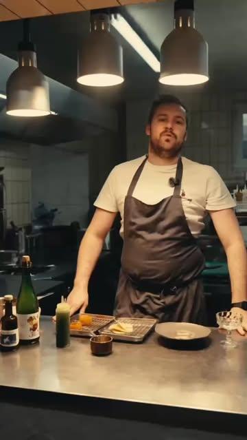 Aujourd’hui, on vous présente notre dessert du moment… enfin, celui qui était du moment quand cette vidéo a été tournée 😅 (ca nous apprendra de ne pas poster directement).

Donc, entre temps, la pomme a déjà laissé sa place à la rhubarbe… qui s’apprête elle-même à passer le relais à la fraise ! 🍓

Chez Yirmi, les saisons défilent presque aussi vite que nos desserts.

Une chose ne change pas : des produits de saison, de la gourmandise et beaucoup d’amour dans chaque assiette ❤️

@cidrerieducondroz 
@calvideo_