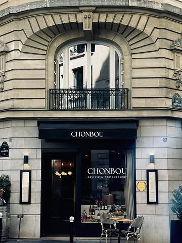 Talking wines in Paris with @bettanedesseauve during lunch  @chonbouparis ⚡️Always a treat to delve into the Belgian wine scene and to discuss its potential and bright future.

Our Chardonnay 2019 & 2022 showed beautifully and our Savagnin 2022 blew it out of the park. Our guest could not have said it better : “ Ce sont des vins singuliers d’une grande expression” 🔥.
.
#lafalize #belgianwine #winetasting #domainelafalize