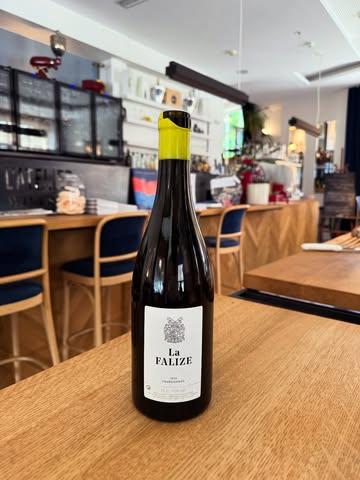 Tasting a bottle of @la__falize is always a reminder of just how incredible Belgian winemaking has become. 

This 2020 Chardonnay is beautifully balanced, crisp, and made for slow lunches like this. ❤️‍🔥🇧🇪❤️‍🔥

#BelgianWine #LaFalize #Chardonnay2020 #WineTasting #SlowLunch