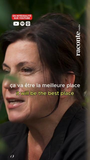 “Ferme la porte… je vais en cuisine.” 🔥
À la base, Arabelle ne voulait même pas cuisiner. Elle voulait être en salle, organiser, parler avec les gens.
Et puis les cuisiniers qui partent, qui boivent trop, qui fument trop… Jusqu’au moment où elle claque la porte :

« J’en avais marre de dépendre de quelqu’un. »

Elle entre en cuisine, change tout le concept, cherche sa philosophie…
Et c’est là qu’un signe improbable l’attend :
une conférence sur les plantes sauvages, l’herboristerie, la santé.
Déclic total. 🌿

À partir de là, elle ne verra plus jamais le monde – ni la cuisine – de la même façon.

🎧 Cet extrait est tiré de notre conversation avec la cheffe étoilée Arabelle Meirlaen.
📺 L’épisode complet est à voir sur YouTube et toutes les plateformes d'écoute.