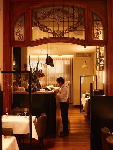 Stepping into Vrijmoed feels like entering a world where elegance meets warmth 💛
Soft light, refined textures & carefully curated art create an atmosphere that is both intimate and inspiring.
It’s not just about dining, it’s about feeling at home in a space where hospitality is genuine and art lives in every corner.
.
#Vrijmoed #gent #michelinguide #gaultmillau #bestvegetablesrestaurants