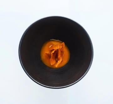 Crèmeux of sweet corn paired with Hokkaido pumpkin jus, fermented sea buckthorn berries & crispy sweet potato chips 🧡
.
#corn #vrijmoed #gent #michelinguide
#gaultmillau #bestvegetablesrestaurants