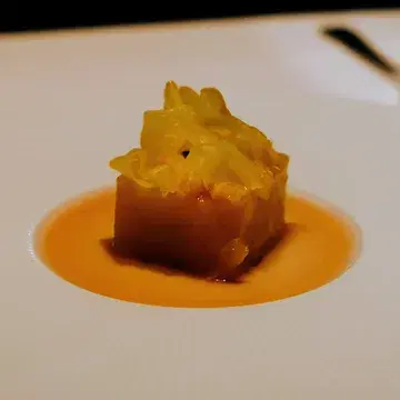 Vrijmoed — Elegance, Vegetables and Unexpected Harmonies 🌿✨🍷

In the magical city of Ghent, Vrijmoed offers a distinctive culinary experience guided by a philosophy that is both clear and rare. Behind its discreet façade, the dining room reveals generous volumes and the charm of a historic building subtly balanced with a contemporary touch.

At the helm, chef Michaël Vrijmoed develops a thoughtful cuisine where vegetables hold an important place. Two menus coexist: one omnivorous and the other entirely dedicated to vegetables, yet the philosophy remains the same — respect the product and reveal it through precise, sometimes unexpected pairings.

What stands out most is the remarkable mastery of vegetables. Bitterness, freshness, acidity and texture are handled with precision to reveal subtle balances. A yellow beetroot paired with curry, passion fruit and cédrat becomes one of the highlights of the meal, while endive from Kampenhout finds harmony with shiso, mustard and a delicate broth with Asian accents 🌿

The cuisine is equally comfortable with products from land and sea, from delicate seafood preparations to a beautifully cooked pigeon. Each plate reflects solid French foundations enriched with Belgian products and subtle Asian influences.

The experience is enhanced by the work of sommelier Céline, whose reading of the cuisine proves particularly precise. A superb PSI 2021, created by Peter Sisseck in Ribera del Duero, accompanies the pigeon beautifully 🍷

All of it carried by a true finesse in the pairings, allowing us to rediscover products we thought we already knew — yet here they manage to surprise us once again.

A cuisine that gives vegetables an important role while remaining open to the finest products from land and sea, always guided by clarity and balance. ✨

📍 Vrijmoed — Vlaanderenstraat 22, 9000 Ghent, Belgium