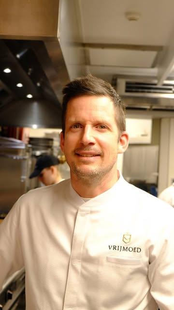 Vrijmoed — A Singular Voice in Belgium’s Culinary Scene 🌿

Some restaurants impress through luxury products, others through technical demonstrations. At Vrijmoed, what strikes you most is something rarer: the ability to make familiar ingredients feel entirely new again.

In the heart of Ghent, chef Michaël Vrijmoed has developed a cuisine guided by a clear philosophy — understand the product deeply, respect it, and take it somewhere unexpected without ever losing its essence. Vegetables play a central role here. Not as a statement, but as a true field of exploration.

Bitterness, freshness, acidity, texture… everything is handled with remarkable precision to reveal subtle balances. A yellow beetroot paired with curry, passion fruit and cédrat becomes one of the highlights of the meal. Endive from Kampenhout — a product that can sometimes dominate a dish — finds a beautiful harmony with shiso, mustard and a delicate broth with Asian accents. Plates that rediscover familiar products without ever masking their true nature.

Yet the cuisine moves effortlessly between this vegetal expression and beautiful products from sea and land. A Dieppe scallop paired with eel and roe, North Sea squid cut like tagliatelle and coated in a beurre blanc gently lifted by dashi, or a beautifully cooked pigeon… Each plate reflects solid French foundations, enriched by Belgian products and subtle Asian influences.

The experience is beautifully supported by the work of sommelier Céline, whose pairings show real sensitivity. A vibrant Pouilly-Fumé from Jonathan Didier Pabiot opens the meal with elegance, while a superb PSI 2021 by Peter Sisseck brings depth and balance alongside the pigeon.

All of it carried by a real finesse in the associations, allowing us to rediscover products we thought we already knew — yet here they manage to surprise us once again.

A cuisine of clarity and intelligence, where vegetables take an important role while remaining open to the finest products from land a