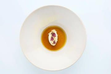 A menu always begins with a refreshing creation  where flavors and textures come together in perfect harmony to awaken every sense 💫 
 “Mustard & miso ice cream, crispy and braised Belgian endive, green apple, red shiso & kombu vinaigrette“ 
.
#endive #vrijmoed #gent #michelinguide #gaultmillau #bestvegetablesrestaurants