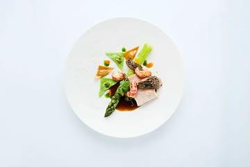 Spring on a plate at Vrijmoed 🌱

Veal paired with green asparagus, ravioli with pea, pistachio & veal ragout, finished with crayfish and yuzu.
Refined, fresh, and perfectly balanced 💚

#spring #vrijmoed #gent #michelinguide #gaultmillau #bestvegetablesrestaurants