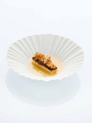 BBQ-grilled & glazed North Sea turbot, paired with Barbarie duck & shrimp broth finished with a bold coffee & cocoa sabayon !
Deep, layered flavors in every bite 🤎
 
#turbot #vrijmoed #gent #michelinguide #gaultmillau #bestvegetablesrestaurants