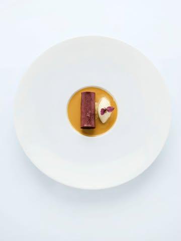 A dish where earthy sweetness, delicate acidity & subtle spice come together in perfect balance 💚
.
Crispy beetroot cannelloni filled with saltcrust baked & marinated beetroot. Mustard & miso ice cream, red shiso & piment sauce!
.
#vrijmoed #beetroot #michelinguide #gaultmillau #bestvegetablesrestaurants