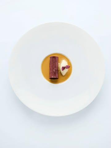 A dish where earthy sweetness, delicate acidity & subtle spice come together in perfect balance 💚
.
Crispy beetroot cannelloni filled with saltcrust baked & marinated beetroot. Mustard & miso ice cream, red shiso & piment sauce!
.
#vrijmoed #beetroot #michelinguide #gaultmillau #bestvegetablesrestaurants