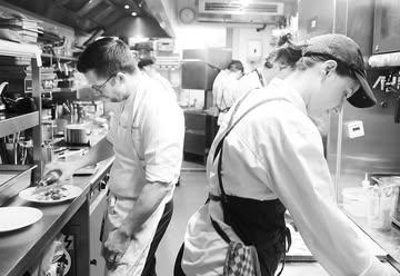 New menus, new flavours! 🌿 
At this very moment, we’re putting the finishing touches on our new dishes ready to be served from this evening!
Discover our new menus at www.vrijmoed.be
.
#Vrijmoed #gent