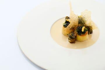 Confit potato combined with sea lettuce, bbq glazed pak choi and sea lettuce & kombu beurre blanc finished with a kombu and fresh garlic vinaigrette 💚

#vrijmoed #potato #michelinguide #gaultmillau #bestvegetablesrestaurants #gent