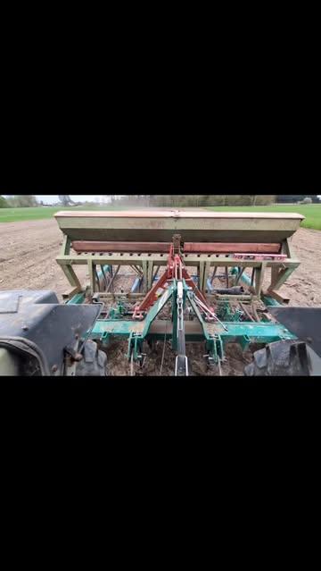 Onze oude zaaimachine is op de Turiel Dammkultur machine geplaatst. Op die manier kunnen we straks schoffelen ipv herbiciden te spuiten in onze granen.
en zijn we weer een stapje dichter richting bio akkerbouw!
#turieldammkultur 
#hoftendormaal