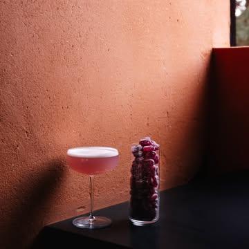 ✨ Et si on commençait par un retour en enfance… version Bossimé ? ✨

Avant de plonger dans notre Menu d’Hiver 2026, on vous propose toujours un premier moment de plaisir autour du verre.

À côté de notre cuvée Bossimé réalisée par le @domaine , deux créations cocktails illustrent le savoir-faire et la créativité de nos barmans .

🍸 Cette saison : un Gin & Tonic twisté.
Une base classique, que l’on corse délicatement avec une préparation à la violette, relevée d’une pointe de romarin fraîchement cueilli dans notre jardin.

Un cocktail :
💜 légèrement suave
🌿 subtilement herbacé
✨ délicatement gourmand

Une manière douce de démarrer le repas… ou de réveiller quelques souvenirs d’enfance, selon votre sensibilité.

Tout dépend de votre goût.

Alors, plutôt cuvée Bossimé ou Gin & Tonic à la violette ?
Dites-le-nous en commentaire 👇

À bientôt à table. 🍽️

Photographes : @fanny.myard.photo  @aaron_godfroid 
Assistant lights : @aaon_godfroid