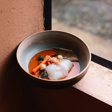 🔥 Rouget grondin – Menu d’Hiver 2026 🔥

La mer du Nord s’invite à Bossimé… durablement.

Ce rouget grondin, issu de pêches responsables, est travaillé en cuisson nacrée à 46°C en vapeur douce pour en préserver toute la délicatesse et  son profil de goût légèrement iodé .

Autour de lui, un véritable jeu de textures et de relief :
🥕 Mousse de carottes torréfiées
🥕 Carottes confites & croquantes
🌶️ Sauce “tigre de leche” à la carotte et au gingembre
🌿 Mayonnaise et variations autour de l’oseille

Un plat dynamique, coloré, où le végétal dialogue avec l’iode, où le peps rencontre la gourmandise.

Notre Menu d’Hiver 2026, c’est un fil conducteur clair :
⚡️ Du mouvement
⚡️ Du relief
⚡️ De l’énergie

Une cuisine ancrée dans le durable, le local et le vivant, fidèle à notre engagement depuis 2011

Envie de découvrir ce moment iodé et végétal ?
👉 Réservez votre table et venez vivre l’hiver version Bossimé. 

Photographes : @fanny.myard.photo @aaron_godfroid 
Assistant lights : @aaon_godfroid

#atelierdebossimé