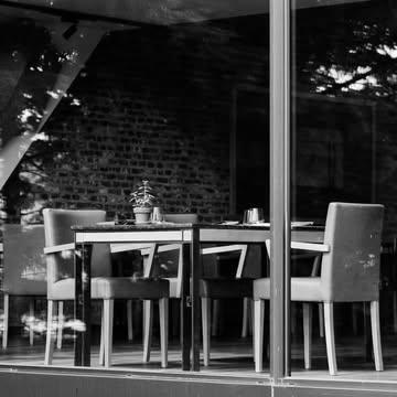 🌿🌿🌿Ce moment où tout ralentit
Il y a toujours cet instant. 

Vous vous asseyez.
Le bruit extérieur s’efface.
Le temps ralentit.

Le premier regard complice.
Le premier verre levé.
La première bouchée qui surprend.

Nous aimons créer ces instants-là.
Ceux dont on parle encore le lendemain.

et vous , Avec qui aimeriez-vous le vivre ?