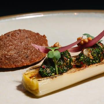 ❄❄❄ Et si l’hiver devenait une saison à célébrer ?

Un dîner qui réchauffe.
Des saveurs qui réveillent.
Une table autour de laquelle on prend le temps.

À l’Atelier de Bossimé, nous imaginons une cuisine pleine d’énergie, de contrastes et de fraîcheur pour transformer un soir d’hiver en souvenir lumineux.

Invitez quelqu’un qui mérite ce moment avec vous.